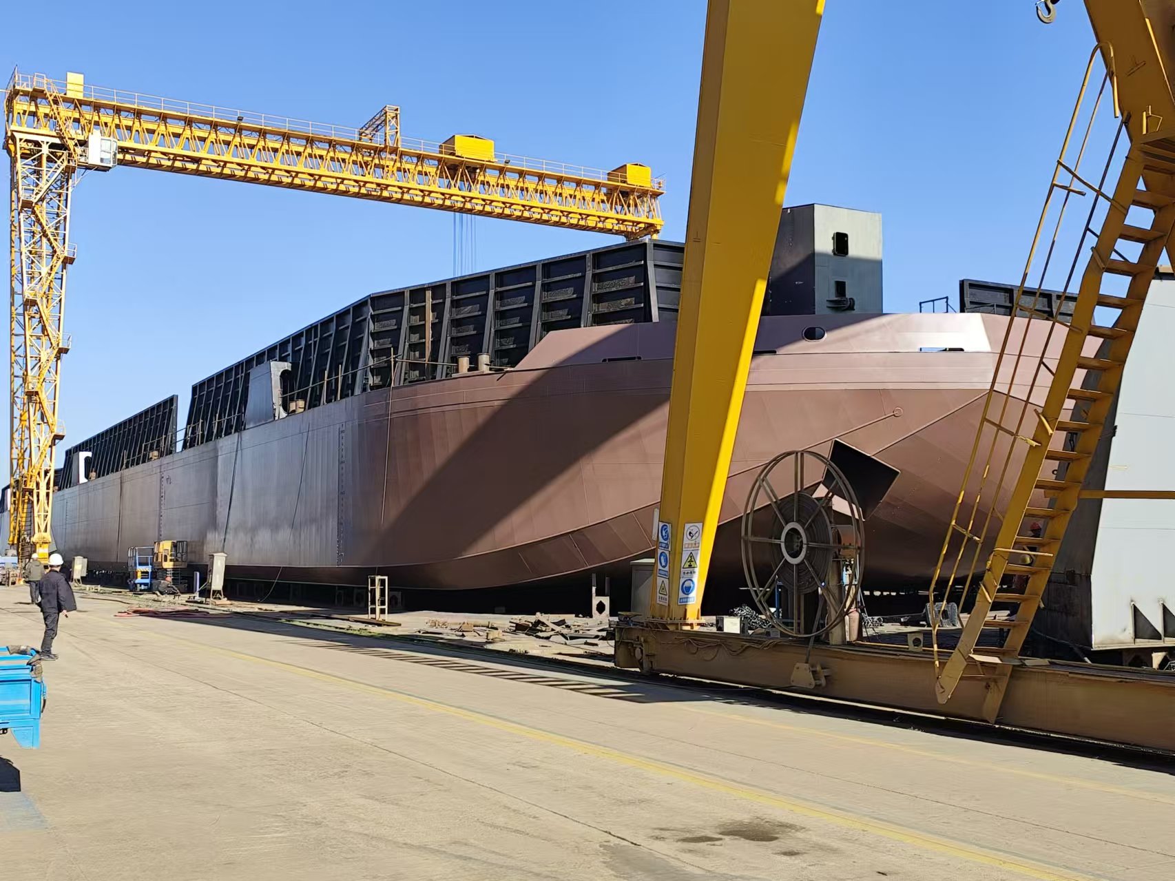 Go 1685 - Flat top deck barge - 94m