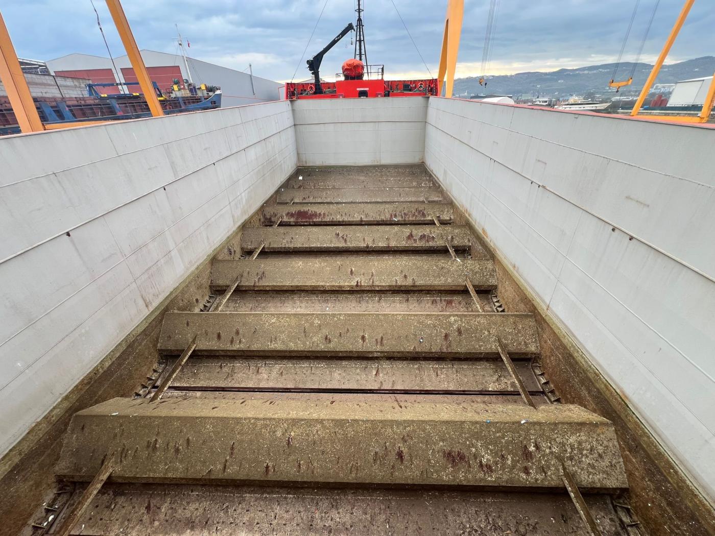Go 1016 - Bottom Door Barge - 64m